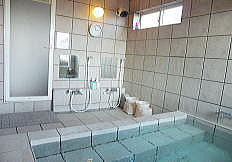 総タイル貼りの浴室内には防水スピーカーが有りＢＧＭを楽しみながらご利用いただけます。