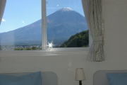 お部屋のカーテンを開けると真正面に富士山の絶景が窓いっぱいに広がります。