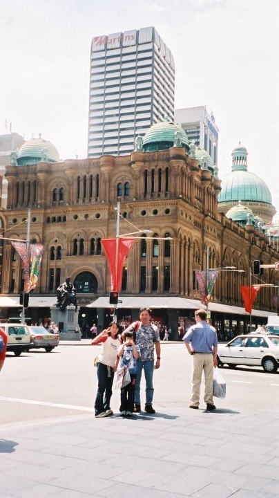 「クイーン・ヴィクトリア・ビルディング」（QVB）の全景。