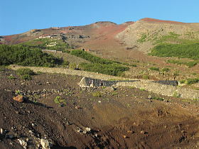 ６合目付近からジグザグに登山道と山小屋が見えます。