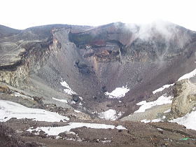 富士山頂の火口。雪がまだたくさん残っていました。